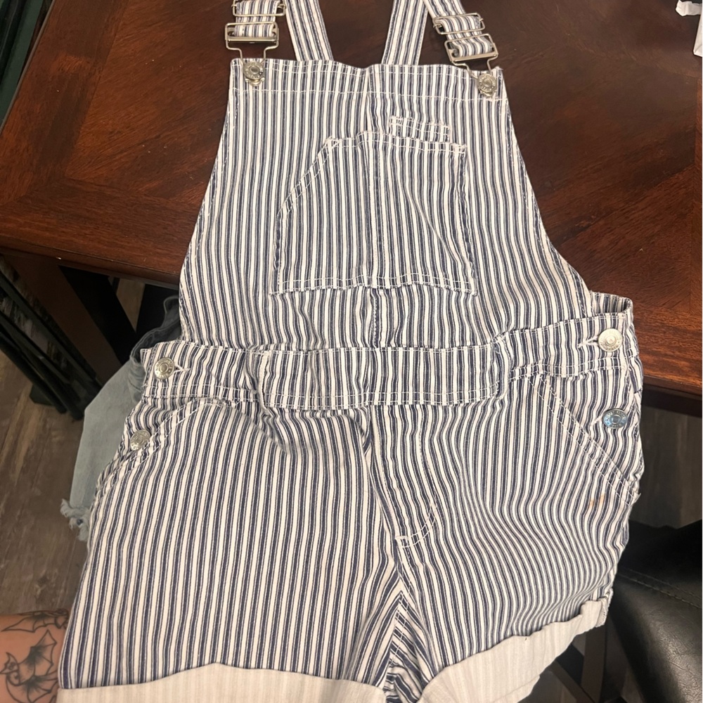 Overall shorts in cute pattern